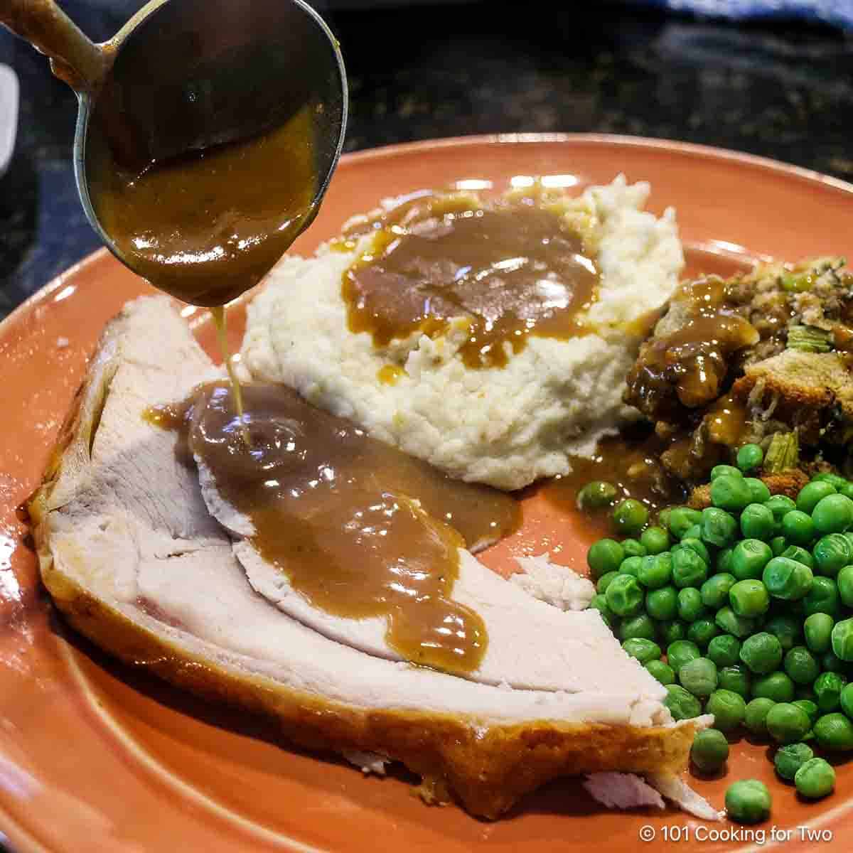 Easy & Moist Roasted Turkey Breast: Perfect for Beginners